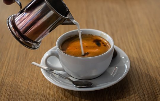 Ekspresy do kawy kupione w outlecie - jak zaoszczędzić na zakupie ulubionego ekspresu?