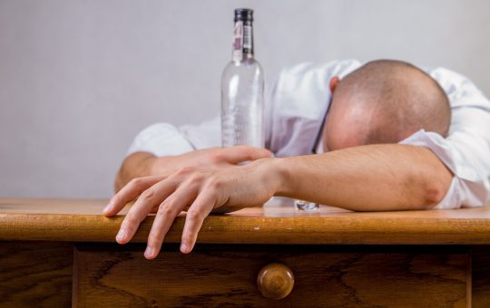 Jak odtruć organizm z alkoholu w domu?
