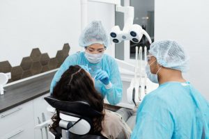 Jak znaleźć najlepszego specjalistę do leczenia zębów?