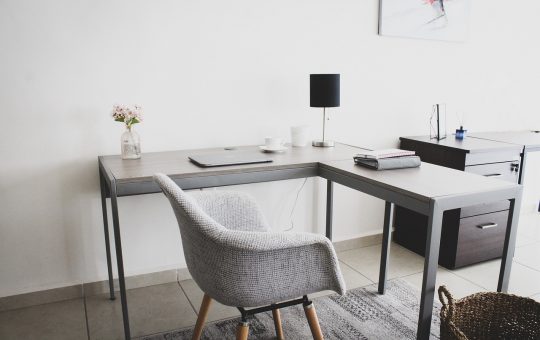 Jak wybrać idealny tapicerowany fotel do salonu?